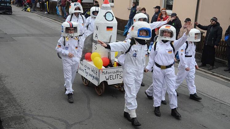 Die Motorradfreunde Welitsch nahmen als Astronauten Abschied von dieser schönen Welt, ihre Tage sind gezählt. Foto: Karl-Heinz Hofmann