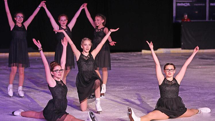Mit ihrer Anmut und Eleganz begeisterten die Eiskunstläufer bei der traditionellen Eisgala des ESC.  Fotos: Georg Kaczmare