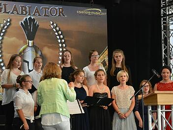 Der Oberstufenchor des Schönborn-Gymnasiums sorgte mit seinen Liedern für gute Unterhaltung. Foto: Björn Hein