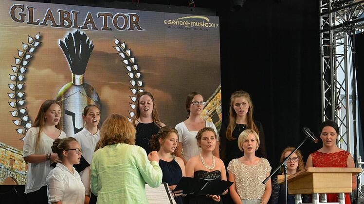 Der Oberstufenchor des Schönborn-Gymnasiums sorgte mit seinen Liedern für gute Unterhaltung. Foto: Björn Hein
