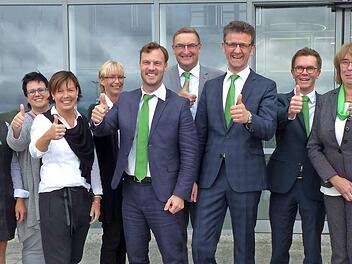 Bereichsleiter Hubert Carl, Direktor Christian Grebner und der stellvertretende Personalratsvorsitzende Jörg Scheffel (Bildmitte) gratulieren den Jubilaren der AOK-Direktion Coburg.  Foto: AOK