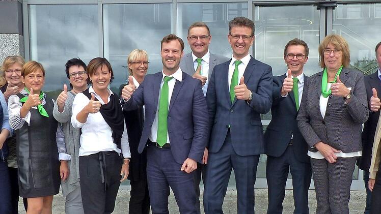 Bereichsleiter Hubert Carl, Direktor Christian Grebner und der stellvertretende Personalratsvorsitzende Jörg Scheffel (Bildmitte) gratulieren den Jubilaren der AOK-Direktion Coburg.  Foto: AOK
