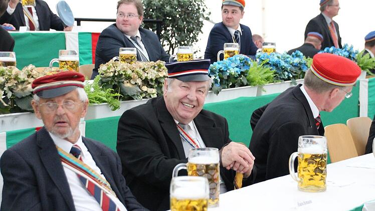 Die verdienten Alten Herren sitzen in der ersten Reihe. Foto: Simone Bastian