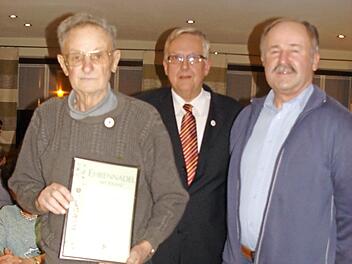 Kurt M&uuml;ller (links) wurde f&uuml;r 40 Jahre Mitgliedschaft beim OGV T&uuml;schnitz geehrt. Mit im Bild: Vorsitzender Hans Siegmeth und Kreisvorsitzender Fritz Pohl. Foto: privat