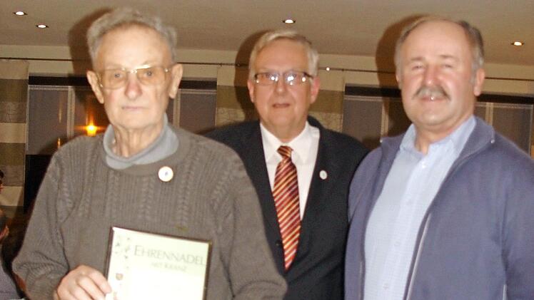 Kurt M&uuml;ller (links) wurde f&uuml;r 40 Jahre Mitgliedschaft beim OGV T&uuml;schnitz geehrt. Mit im Bild: Vorsitzender Hans Siegmeth und Kreisvorsitzender Fritz Pohl. Foto: privat