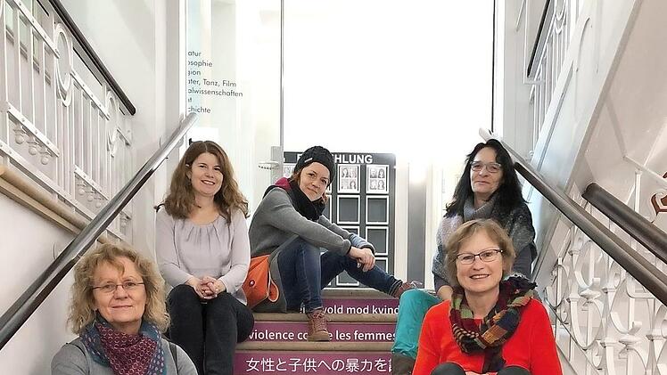 Gehören zum Mitarbeiterteam des Erlanger Frauenhauses, von links unten im Uhrzeigersinn: Christine Wittmann, Marlene Neumann, Julia Peter, Ursula Heintze und Ute Freißler.  Foto: privat