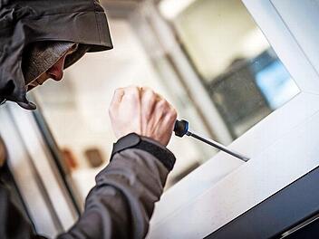 Ein Mann demonstriert in der polizeilichen Beratungsstelle, wie Einbrecher Fenster aufhebeln. Im vergangenen Jahr und wegen der aktuellen Ausgangsbeschränkung gehen die Wohnungseinbrüche zurück, trotzdem sollten Hauseigentümer vorsorgen.  Foto: Frank Rumpenhorst,dpa