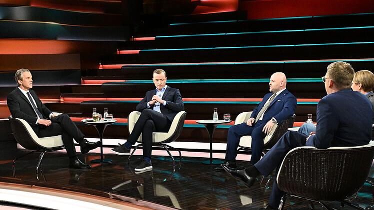 Bei "Markus Lanz" debattierte der ZDF-Moderator (links) am Donnerstag mit seinen G&auml;sten unter anderem &uuml;ber die Einsch&auml;tzung der AfD zu den US-Angriffen auf den Iran sowie das Verh&auml;ltnis der Partei zur Regierung von Donald Trump.