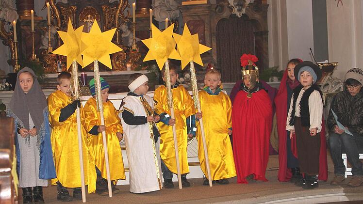 Diese Buben und Mädchen spielten die Geschichte von Maria, Josef und Elisabeth sowie den Sternen. Foto: gg