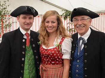 Bürgermeister Johannes Maciejonczyk (links) und seine Frau Monika sowie der Leiter der Burgebracher Trachtengruppe Dieter Wächtler Fotos: Andrea Spörlein