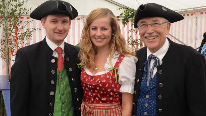 Bürgermeister Johannes Maciejonczyk (links) und seine Frau Monika sowie der Leiter der Burgebracher Trachtengruppe Dieter Wächtler Fotos: Andrea Spörlein