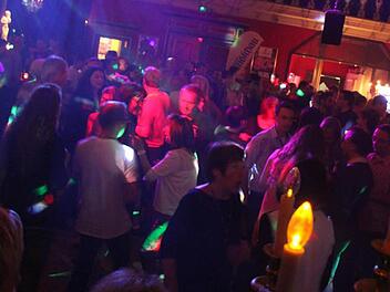 Schon vor Mitternacht gab es im Kauernburger Schlössla kein Durchkommen mehr. Flirtlustige, Tanzbegeisterte und viele, die einfach nur bei der Ü-30-Party dabei sein wollten, genossen die Fete. Foto: Sonja Adam