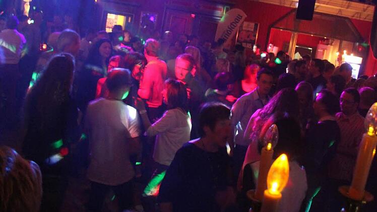 Schon vor Mitternacht gab es im Kauernburger Schlössla kein Durchkommen mehr. Flirtlustige, Tanzbegeisterte und viele, die einfach nur bei der Ü-30-Party dabei sein wollten, genossen die Fete. Foto: Sonja Adam