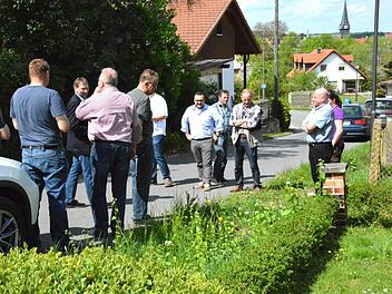 In Wasmuthhausen sollen Gräben entlang der Dorfstraße, wie4 hier am Schlossberg, verrohrt werden. Der Bauausschuss sah sich bei sienr Rundfahrt durch das Maroldsweisacher Marktgebiet vor Ort um  Foto: Gerhard Schmidt