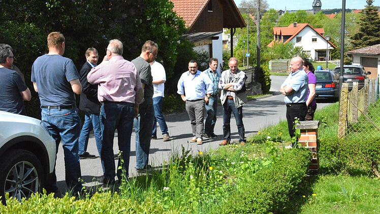 In Wasmuthhausen sollen Gräben entlang der Dorfstraße, wie4 hier am Schlossberg, verrohrt werden. Der Bauausschuss sah sich bei sienr Rundfahrt durch das Maroldsweisacher Marktgebiet vor Ort um  Foto: Gerhard Schmidt