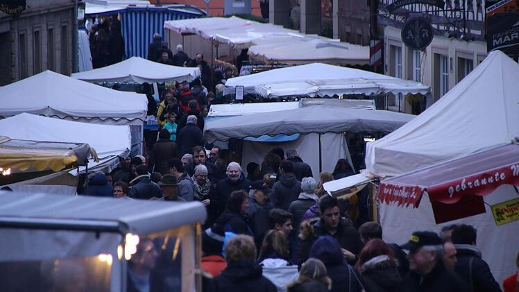Vor den Marktständen in der Hauptstraße waren viele Besucher unterwegs.