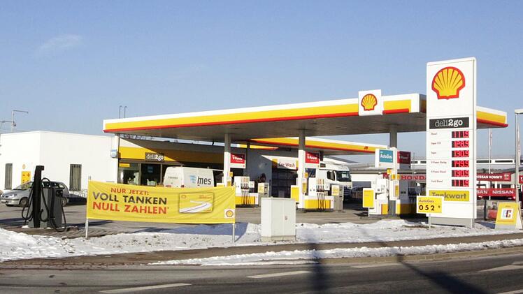Auch an der Shell-Tankstelle in Forchheim-Süd verschwinden Autofahrer, ohne zu bezahlen. Das derzeitige Plakat vor der Tankstelle fordert aber nicht dazu auf, sondern bewirbt eine firmeneigene Aktion. Foto: Josef Hofbauer