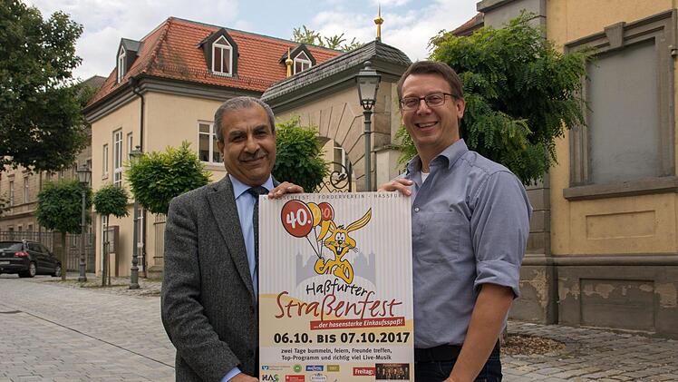 Stephan Schneider, Vorsitzender des Straßenfest-Fördervereins (rechts), und sein Stellvertreter Hachem Farmand laden  zum 40. Haßfurter Straßenfest am 6. und 7. Oktober ein.