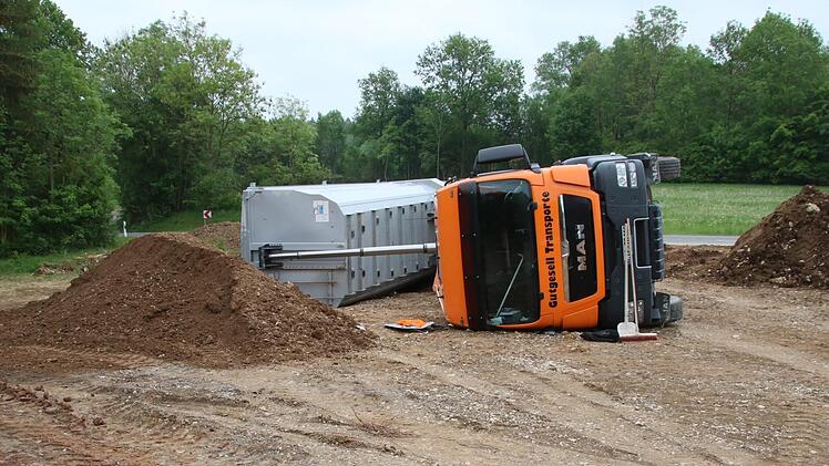 Beim Abladen von Erdboden kippte am Freitag, gegen 10.25 Uhr, ein Sattelzug auf einer Baustelle in Kümmersreuth zur Seite.Matthias Einwag