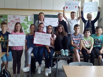 Machten ihrem Ärger über den öffentlichen Nahverkehr Luft: Die Schüler der Klasse 5ce am Alexandrinum. Jetzt kamen Vertreter des ÖPNV in die Klasse und diskutierten mit den Jugendlichen.Klasse 5ce