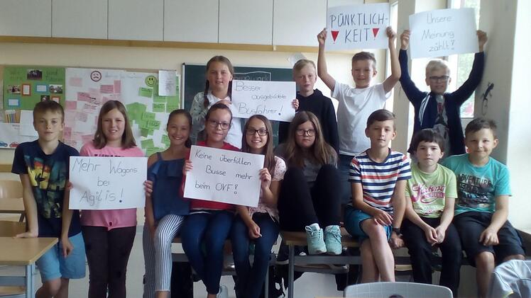 Machten ihrem Ärger über den öffentlichen Nahverkehr Luft: Die Schüler der Klasse 5ce am Alexandrinum. Jetzt kamen Vertreter des ÖPNV in die Klasse und diskutierten mit den Jugendlichen.Klasse 5ce
