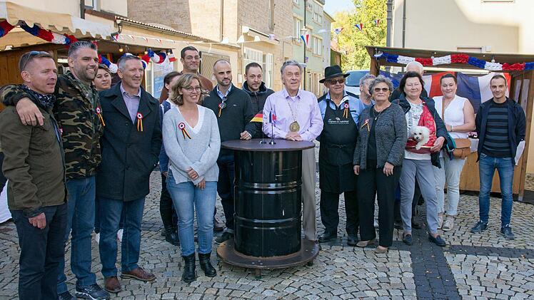 Eine der Attraktionen am diesjährigen Haßfurter Straßenfest ist das französische Dorf. Im Bild ein Teil der französischen Delegation sowie Mitglieder des Freundeskreises Haßberge-Tricastin.Ulrike Langer