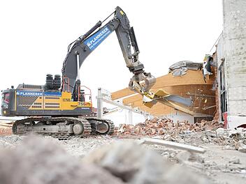 Bagger reißen die letzten Balken des ehemaligen Hagebaumarkts ab. Foto: Marian Hamacher