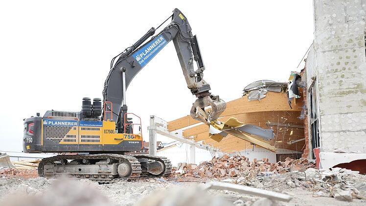 Bagger reißen die letzten Balken des ehemaligen Hagebaumarkts ab. Foto: Marian Hamacher