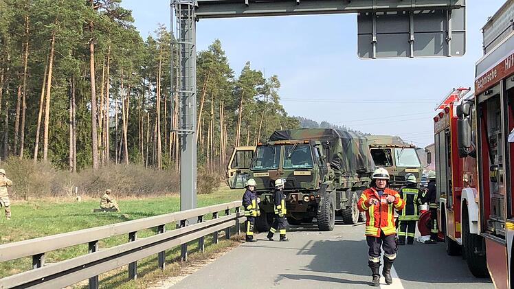 Ein Konvoi der US-Armee hat am Dienstagnachmittag einen Unfall auf der A6 im Kreis Nürnberger Land. Foto: NEWS5 / Schmelzer