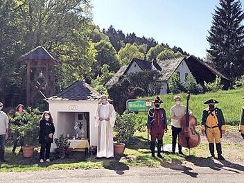 Räumlich getrennt wegen Corona, doch im Glauben tief verbunden feierten Christen mit Pfarrer Thomas Teuchgräber die Maiandacht.  Fotos: Wicklein