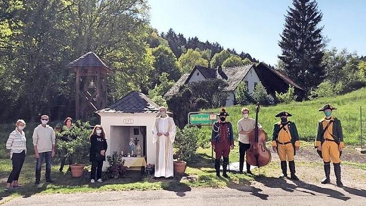 Räumlich getrennt wegen Corona, doch im Glauben tief verbunden feierten Christen mit Pfarrer Thomas Teuchgräber die Maiandacht.  Fotos: Wicklein