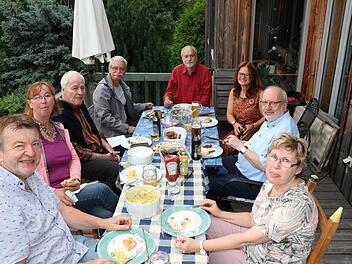 Endlich konnte Pater Hermann Schulz nach seiner Corona-Zwangspause in Litauen nach Deutschland reisen und die weitere Unterstützungsarbeit absprechen. Das Bild zeigt von links Rainer Glissnik (Kronach, BLLV-Kinderhilfe und BLLV Oberfranken), Gabriele Gabriel, Salesianerpater Hermann Schulz, Lothar Ohlendorf, Manfred Gabriel, Michaela Burger, Pfarrer Günter Vogl und Karin Ohlendorf (alle Wunsiedel). Foto: privat