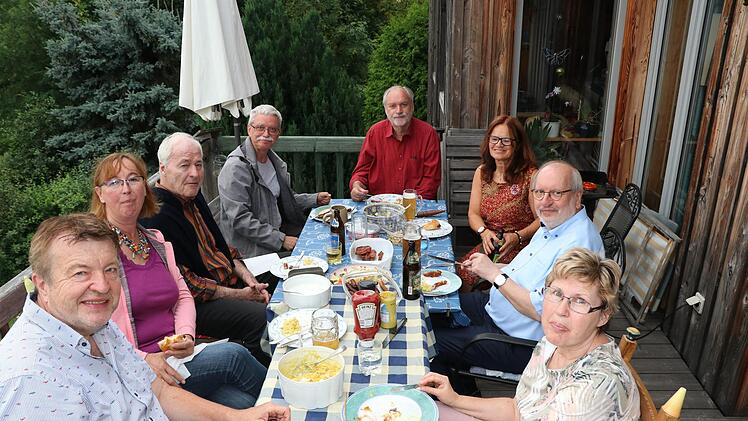 Endlich konnte Pater Hermann Schulz nach seiner Corona-Zwangspause in Litauen nach Deutschland reisen und die weitere Unterstützungsarbeit absprechen. Das Bild zeigt von links Rainer Glissnik (Kronach, BLLV-Kinderhilfe und BLLV Oberfranken), Gabriele Gabriel, Salesianerpater Hermann Schulz, Lothar Ohlendorf, Manfred Gabriel, Michaela Burger, Pfarrer Günter Vogl und Karin Ohlendorf (alle Wunsiedel). Foto: privat