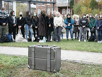 Auch viele junge Menschen wohnten der Enthüllung des Gepäckstücks zur Erinnerung an die Brückenauer Juden bei.  Foto: Steffen Standke