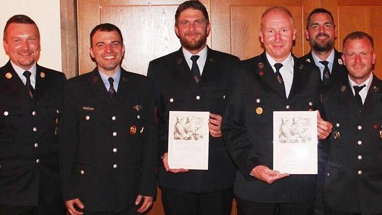 Ehrungen und Neuwahlen standen bei der Freiwilligen Feuerwehr Steinach an (von links): 2. Kommandant Christian Kuhn wurde im Amt best&auml;tigt, ebenso Kassier Matthias Kirchner. Andreas Freibott und Markus Hochmuth wurden f&uuml;r 25 Jahre Mitgliedschaft g...