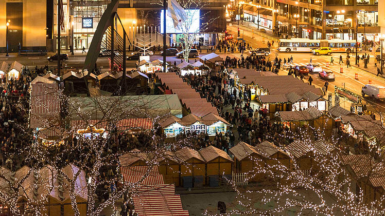 Kuriose US-Christkindlesmarkt-Kopie sorgt für Begeisterung - mit Nürnberger Bratwurst und Glühwein