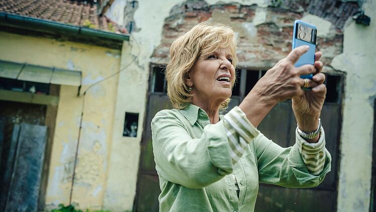 Petra (Ulrike Kriener) hat den vermeintlichen Abenteuertrip voller Überraschungen von Georgette akribisch durchplanen lassen und steht in regelmäßigem Kontakt mit ihr.