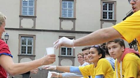 Kühle Stärkung: 1500 Helfer sorgen für einen reibungslosen Ablauf.