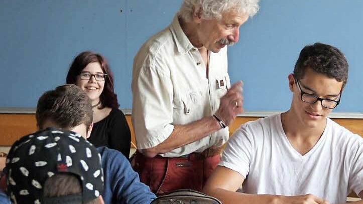 Inmitten seiner Schüler fühlt sich Roland Grebner immer noch am wohlsten. Foto: Johanna Blum