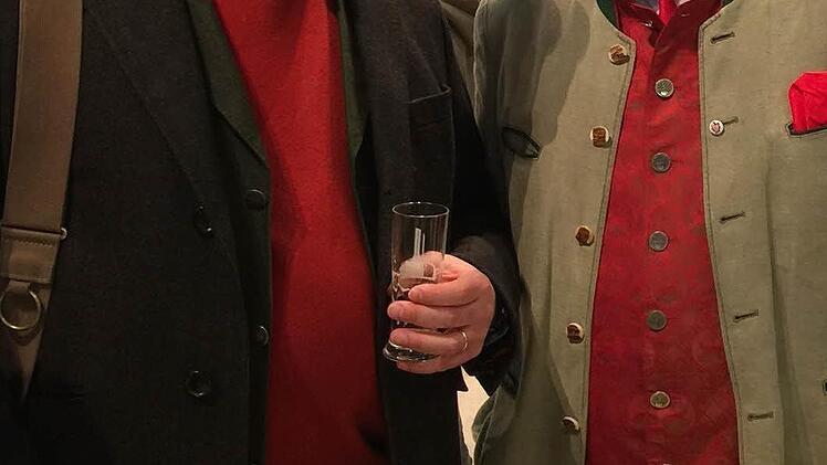 Landrat Klaus Peter Söllner im Gespräch mit Philipp zu Guttenberg; der jüngere Bruder von Karl-Theodor zu Guttenberg ist Präsident der Arbeitsgemeinschaft Deutscher Waldbesitzerverbände. Foto: Werner Reißaus