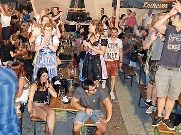 Zu vorgerückter Stunde tanzten Jung und Alt auf Tischen und Bänken.  Foto: Andreas Welz