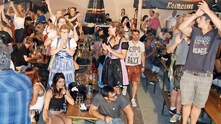 Zu vorgerückter Stunde tanzten Jung und Alt auf Tischen und Bänken.  Foto: Andreas Welz