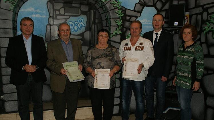 Langjährige Mitglieder wurden beim Obst- und Gartenbauverein Eltmann geehrt. Vorsitzender Manfred Krönert überreichte die Urkunden unter anderem an Gustav Walter für 50 und an Edmund Hofmann für 40 Jahre Mitgliedschaft (von links). Herzlich dankte Carola Nietsch vom Kreisverband (rechts).Sabine Weinbeer