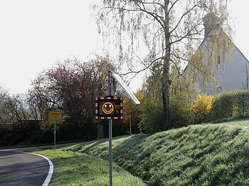 Diese Anzeige hätten die Schönbacher bei der Einfahrt der Autofahrer in den Ort am liebsten. Günther Geiling