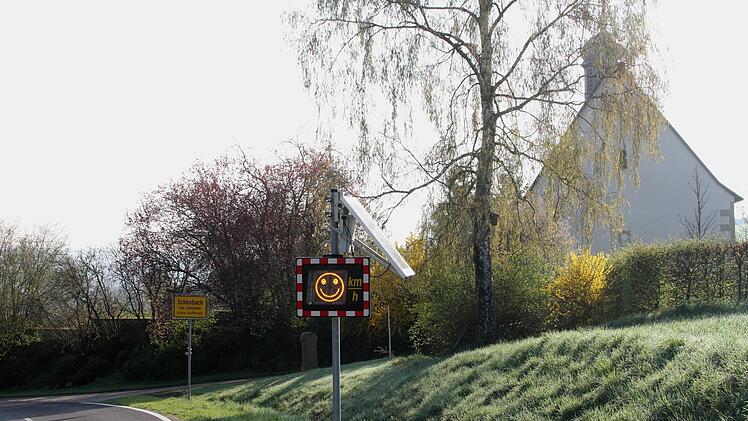 Diese Anzeige hätten die Schönbacher bei der Einfahrt der Autofahrer in den Ort am liebsten. Günther Geiling