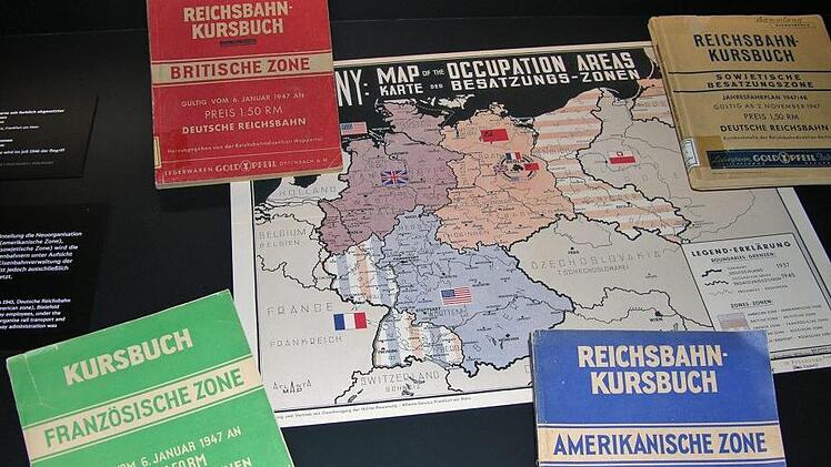 1947: das nach vier Besatzungszonen geteilte Reichsbahn-Kursbuch.