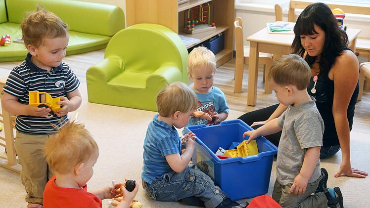 Die Kinderbetreuung darf Eltern nichts kosten. Das wünschen sich die  Landtagskandidaten. Symbolfoto: Bernd Wüstneck/dpa