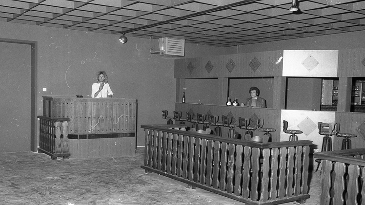 Die Mürschter Diskothek "Appollon" mit ihrem Eigentümer Elias Yayannis (hinter der Theke) kurz vor der Eröffnung 1981.Archiv Saale-Zeitung