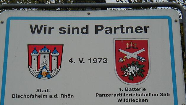 Ein Bild aus alten Zeiten. Die Patenschaft zwischen der Stadt  Bischofsheim und der vierten Batterie des Panzer Artilleriebataillon 355  wurde mit einem Schild am Ortseingang dokumentiert. Foto: Archiv Marion  Eckert