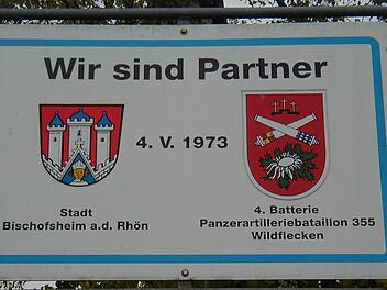 Ein Bild aus alten Zeiten. Die Patenschaft zwischen der Stadt  Bischofsheim und der vierten Batterie des Panzer Artilleriebataillon 355  wurde mit einem Schild am Ortseingang dokumentiert. Foto: Archiv Marion  Eckert
